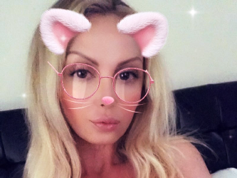 Украинская порнозвезда Никки Бенц (Nikki Benz), потребовала 5 млн долларов за изнасилование на съемках в США
